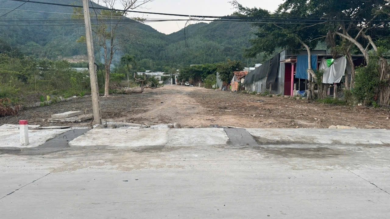 ĐẤT ĐẸP MẶT ĐƯỜNG THÁI KHANG - RỘNG 12m , TẠI PHƯỚC ĐỒNG - NHA TRANG. 
    • DT : 121,6 m² (Ngang 5,2m, vuông vức).
        Thổ cư (Đất ở): 65,0 m², CLN: 56,6m2

  • Giá : 3,3 Tỷ Có Bớt