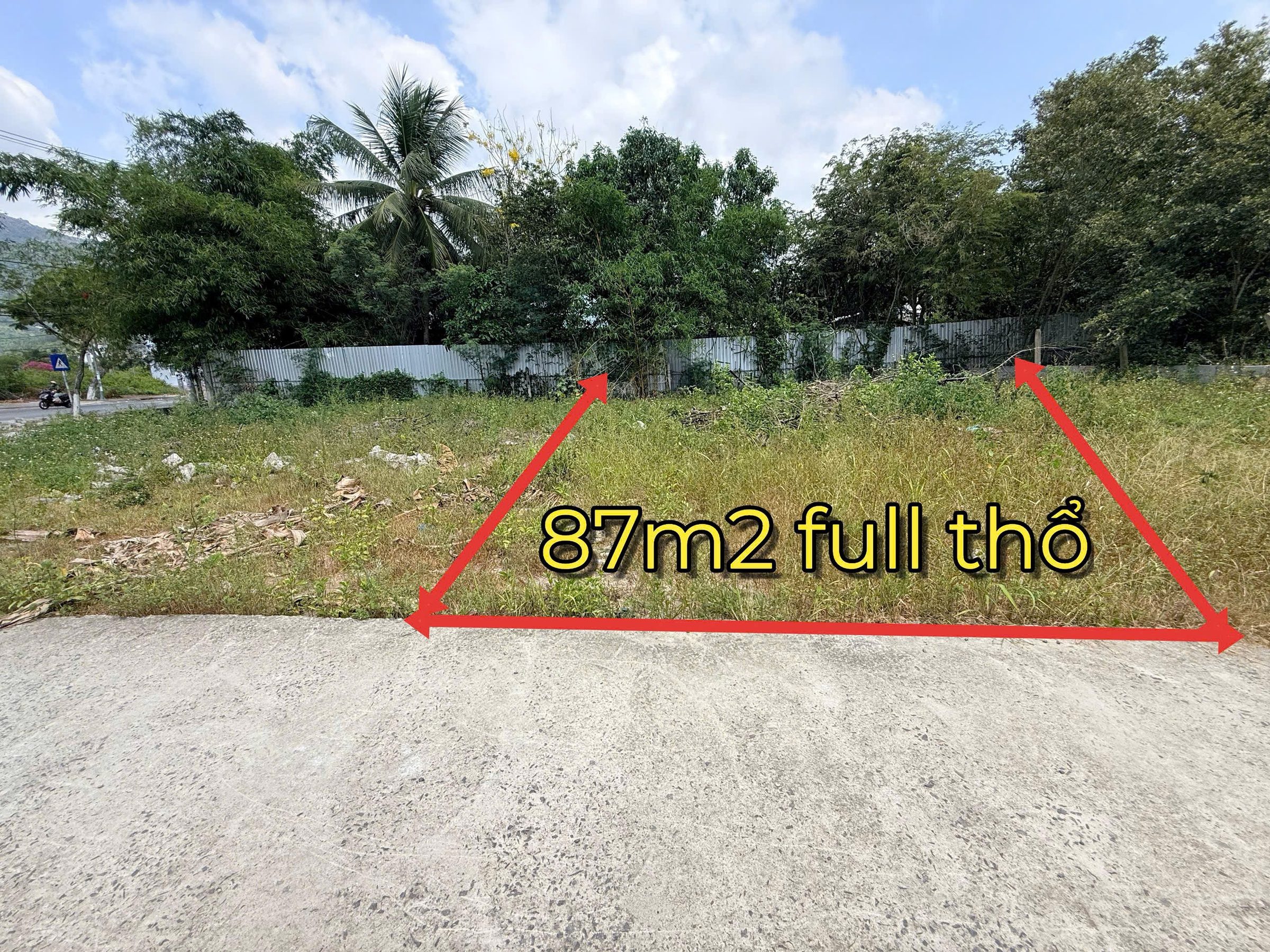CẦN BÁN LÔ ĐẤT CÁCH TĐC THÁI KHANG 20M

✅️ Vị Trí : Đối diện TĐC Thái Khang _ Phước Đồng ( cũ ) _ Nam Nha Trang

✅️ Diện tích : 87.4m2 ngang 5m hướng Đông Nam , đất OĐT 100% .

✅️ Đường rộng 3m ,cách mặt đất Thái Khang 20m, nằm vị trí trung tâm xã ,