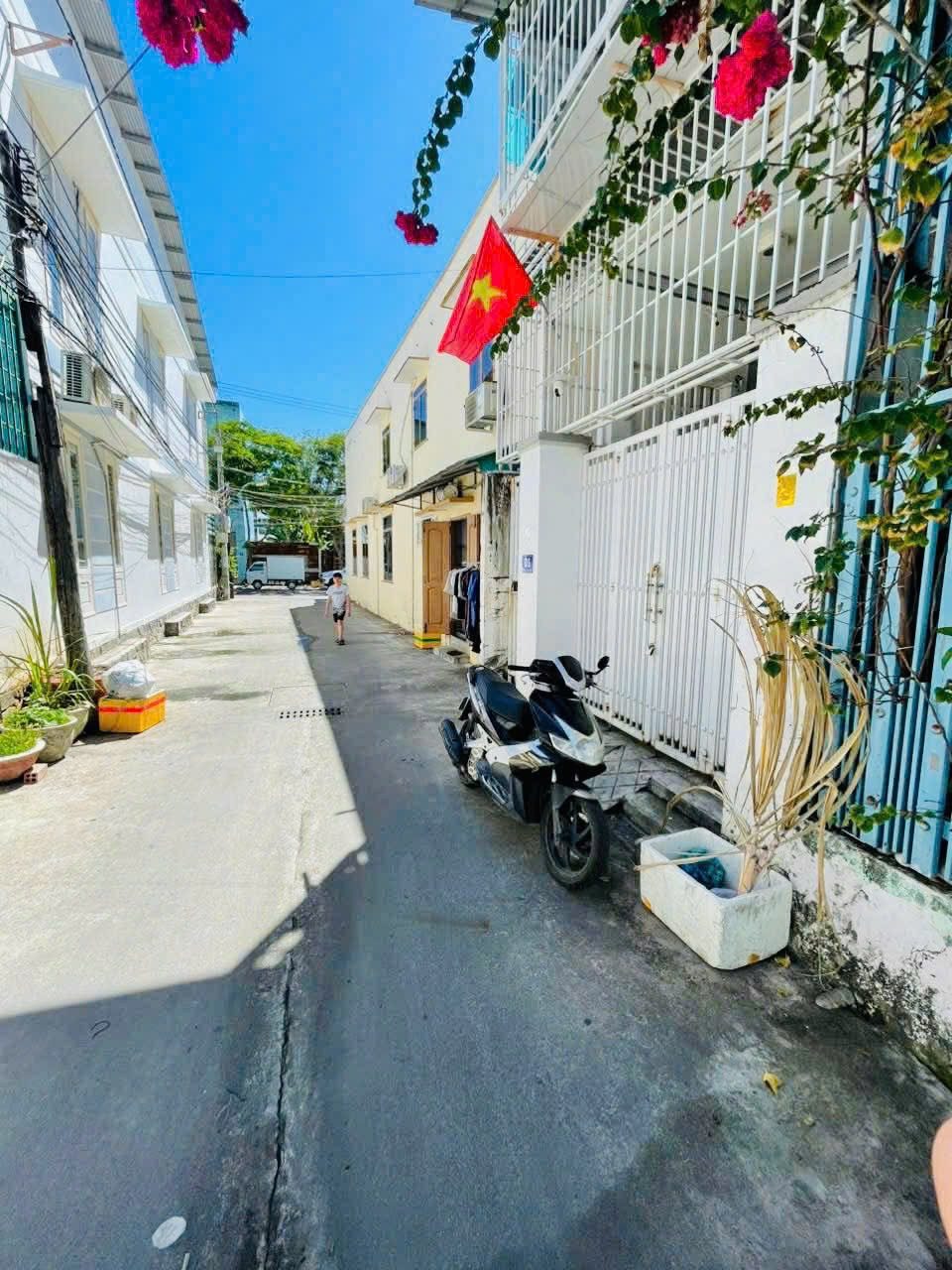 Bán nhà có 4 phòng trọ hẻm oto Thái Phiên , Bắc Nha Trang . 
Dt : 82,8 m2 , ngang 4m , nở hậu gần 6m . 
Kết cấu : nhà 1 trệt 1 lầu , 1pn , tặng thêm 4 phòng trọ có lối đi riêng có dòng tiền ổn định . 
Đường oto thông thoáng . 
Vị trí cách biển , trườn
