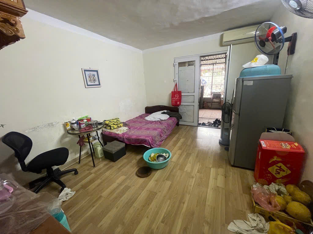 Cho thuê căn hộ tập thể Vĩnh Hồ, Đống Đa, 80m2 ở luôn, ô tô đỗ chân cầu thang, chỉ 5 triệu
