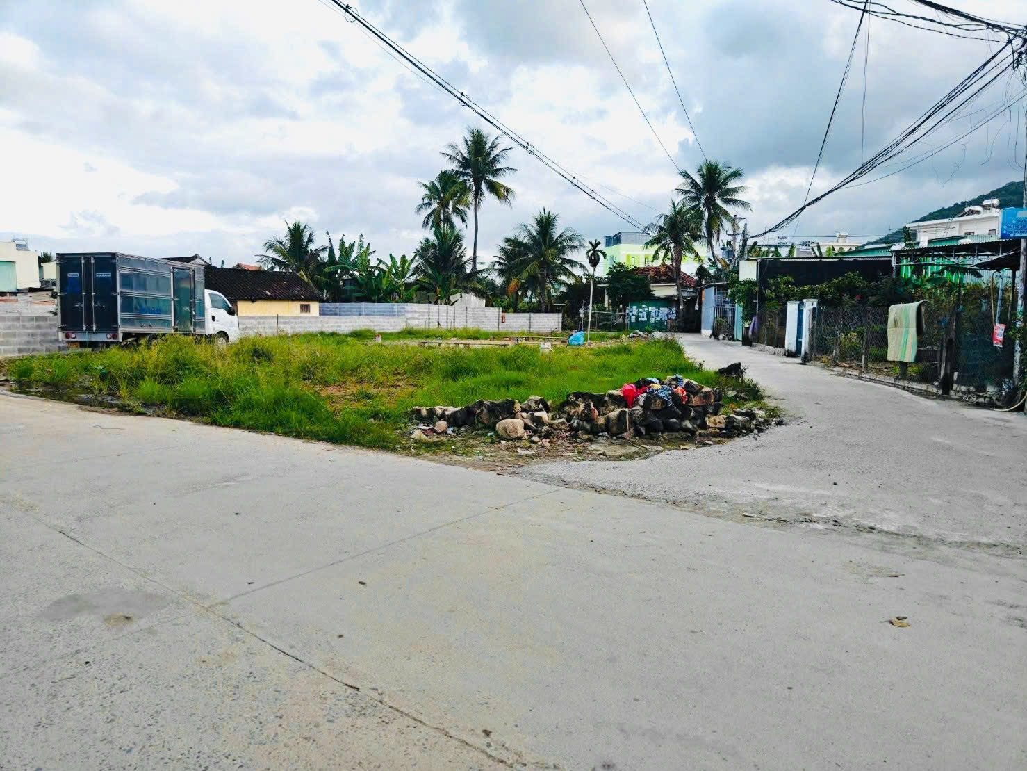 BÁN LÔ GÓC MẶT TIỀN ĐƯỜNG THÁI THÔNG VĨNH THÁI - PHƯỜNG NAM NHA TRANG
- DT: 120,2m2 full thổ cư
- Đường bê tông rộng 7m và 3,5m. Ngay nhà hàng Nha Trang Xưa, gần chợ, trường học, đường thông thoáng.