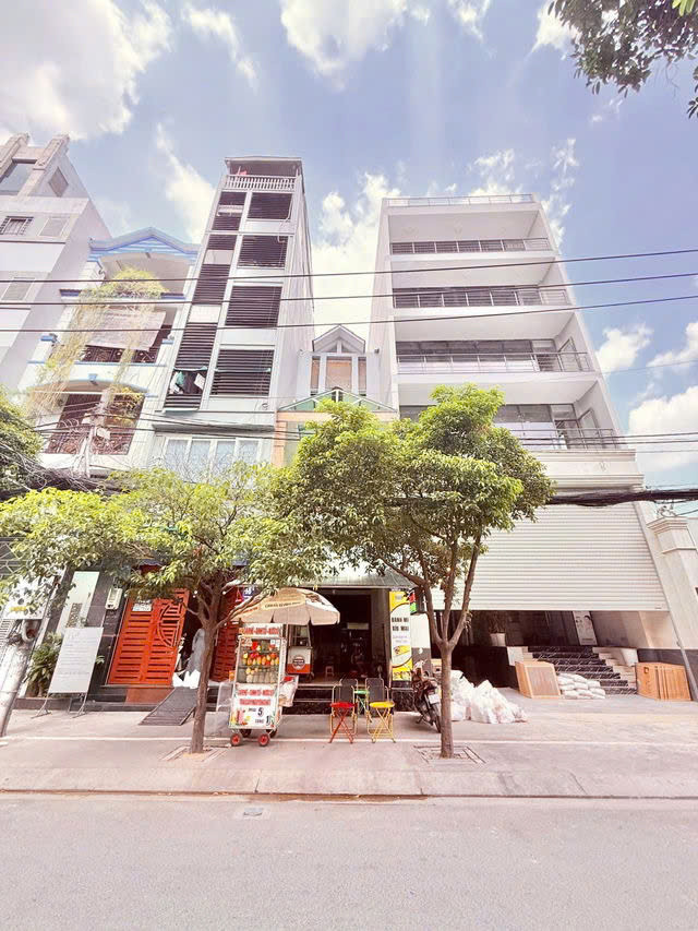 GIÁ MỀM NHẤT QUẬN TÂN BÌNH: 42 TỶ Thân Nhân Trung - P.13 - Diện tích xây dựng: 197m2; Diện tích sàn: 850m2- 4x26m 5 tầng cho thuê 30tr/tháng. Cầu thang bộ riêng.- 5 tầng sân thượng 19 phòng CHDV cho thuê full - TEL: 077 888 5818 CHUYÊN BĐS SÀI GÒN