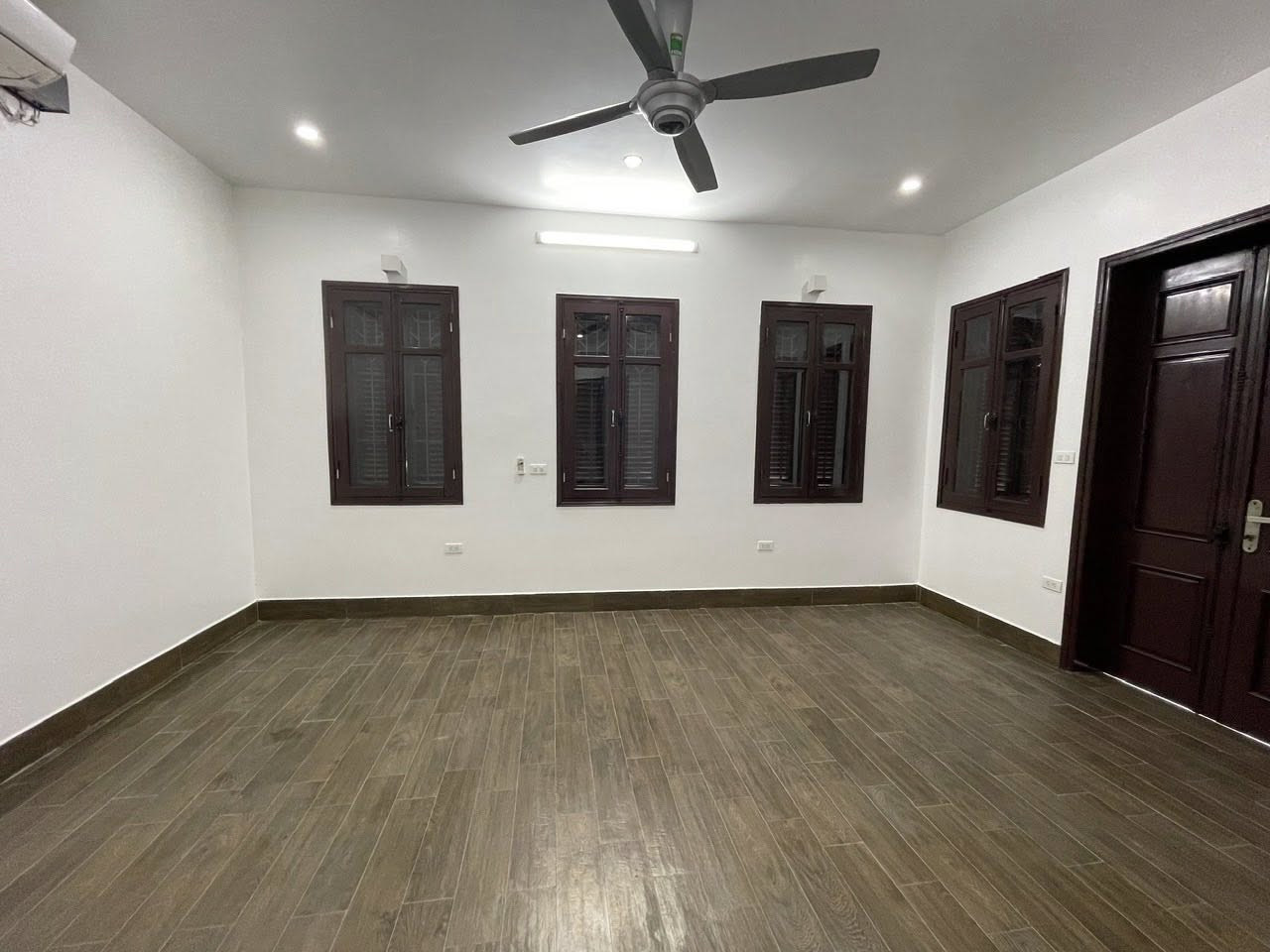 Chính chủ bán biệt thự lô góc khu nhà ở 18-4 Thanh Bình Mỗ Lao DT 165m2 x 3 tầng giá 31.9 tỷ