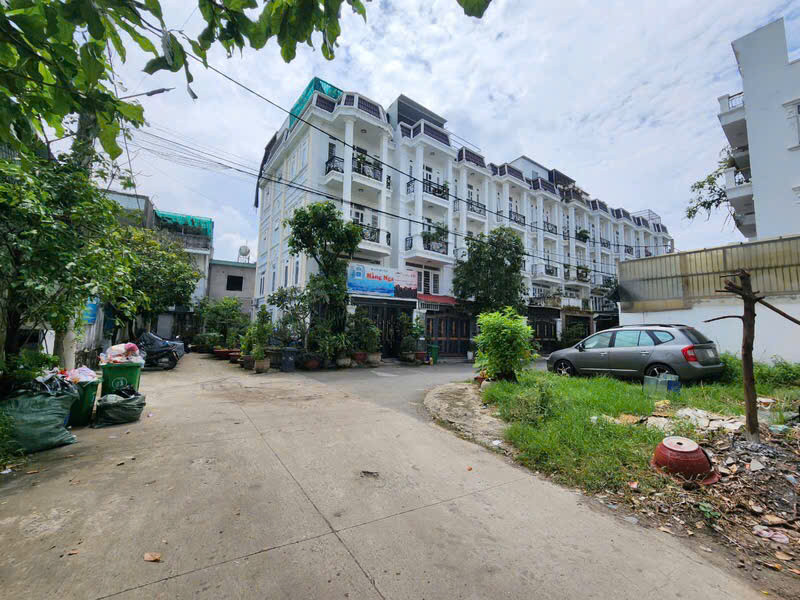 🌈BÁN ĐẤT THỔ CƯ HXH NGANG 10m THẠNH LỘC 31 Q.12- DT 100m2 (10x10) chỉ hơn 7tỷ💰

☘️Diện tích ngang khủng 10m dài 10m vuông vức
☘️Hiện trangk đất trống DT đẹp cho khách xây siu phẩm
📍Hẻm xe hơi 7m gần MT Thạnh Lộc 31, Gần Thạnh Lộc 19, Ngã Tư Ga