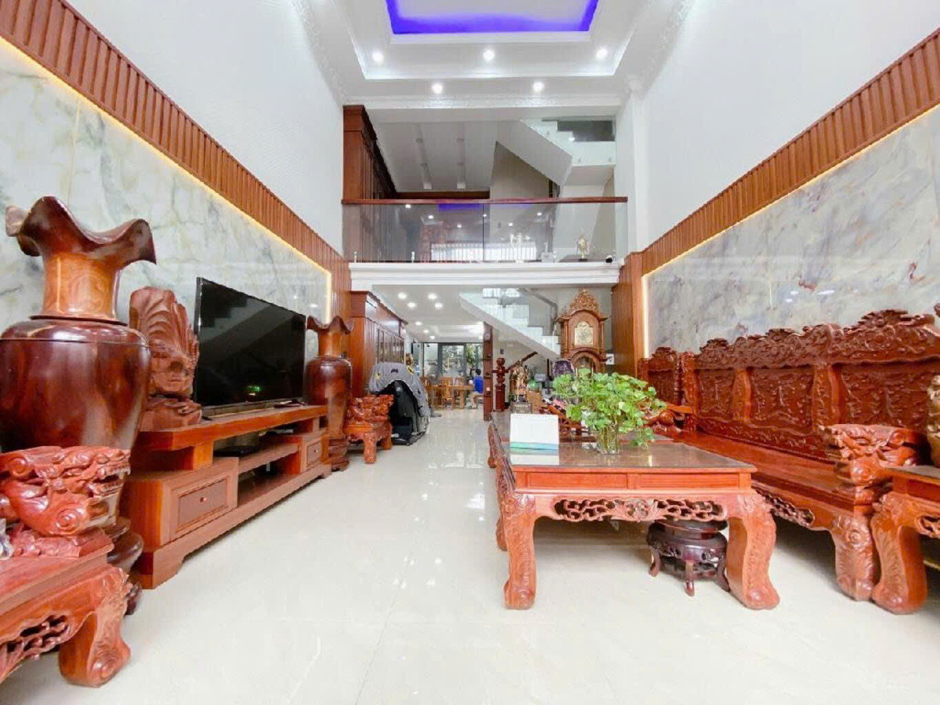 NHÀ XINH HXT PHƯỜNG THẠNH LỘC QUẬN 12 NHỈNH 6 TỶ- 4 TẦNG FULL NỘI THẤT DT 110M2 (5X22)

✅Kết cấu 1 trệt 1 lửng, 2 lầu, mái BTCT
✅Hẻm xe tải thông, sát mặt tiền
✅Hai mặt hẻm thông thoáng
✅Tặng full nội thất gỗ xịn sò, cao cấp. Chủ làm Giám đốc CTY xây dựng