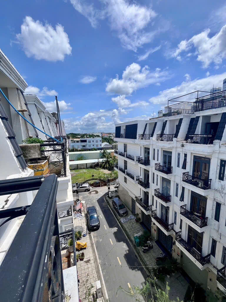 🆘Ngộp bank cần bán gấp🆘
✈️SIÊU PHẨM NHÀ PHỐ BẢO NGỌC GARDEN QUẬN 12 CHỈ HƠN 5 TỶ- DT 60m2- 5 Tầng- Thang Máy

◾️Diện tích ngang chuẩn 4m dài 15m 
◾️Hoàn công đầy đủ 1 trệt 4 lầu sân thượng trước sau
◾️Siêu công năng 7PN 8WC, thang máy, ban công, sân thượn