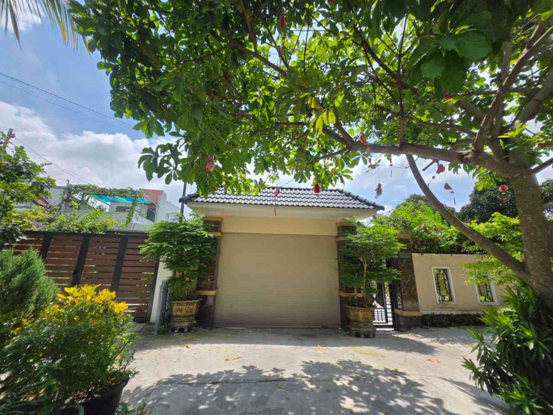 Bán BIỆT THỰ NHÀ VƯỜN - TẶNG FULL NỘI THẤT CÂY CẢNH - MẶT TIỀN ĐƯỜNG LỘ VIEW SÔNG NƯỚC - CHỦ BÁN ĐI ĐỊNH CƯ - CÓ VIDEO TOÀN CẢNH