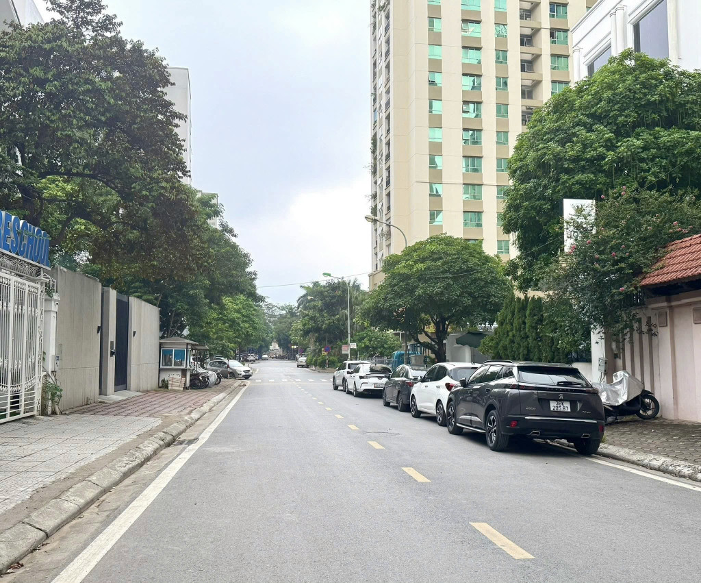 BÁN BIỆT THỰ KĐT DỊCH VỌNG, CẦU GIẤY - 306M² x 5T CÓ HẦM - MT 15M - VỈA HÈ Ô TÔ TRÁNH - GIÁ 135 TỶ