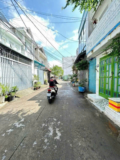 #chủ gửi Cho thuê nhà đường Thạnh Xuân 22 Q12
gần chợ minh phát, sát bên gò vấp 
_DT : 4 x 13 
_ 1 lầu có 2 phòng ngủ 3wc
Nội thất: sofa, tivi, bếp ga, tủ lạnh, 2 quạt điện, 2 máy lạnh. 
_Giá thuê :7tr5/th👉🏻 cọc 2 tháng(Hđ lâu dài)
Ưu tiên khách gia đình