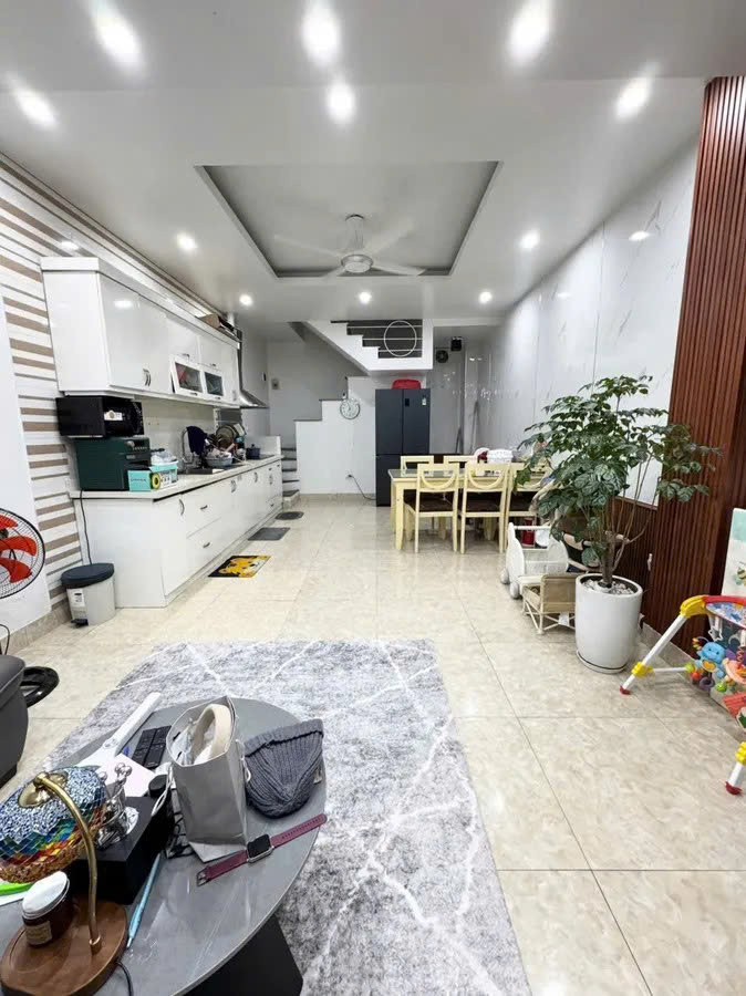 bán nhà  Thịnh Quang 47m2.  5 tầng. măt tiền4.3m. giá  8.5 tỷ  Đống Đa