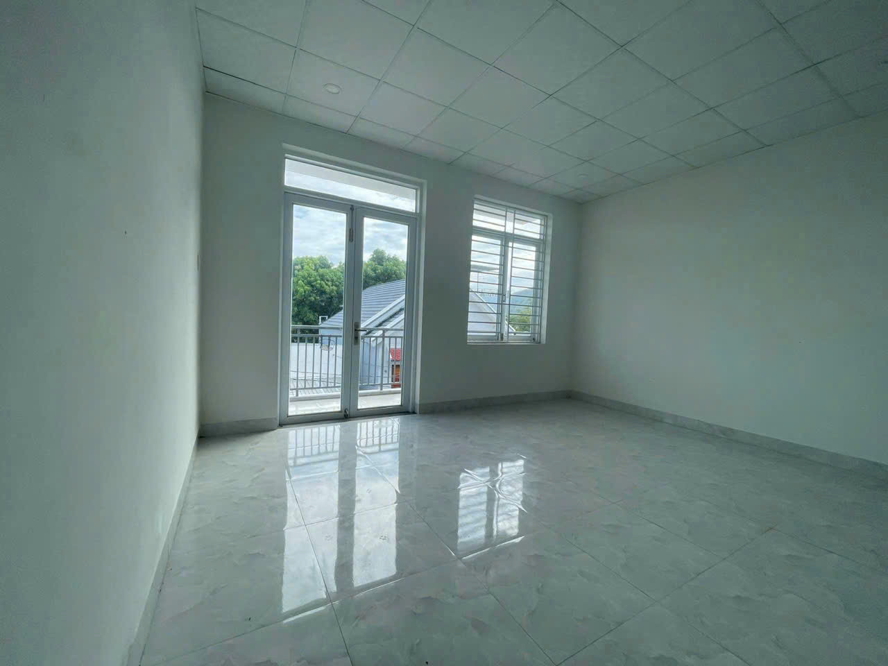 bán căn nhà đẹp mê lờ i, thôn Đông, xã Vĩnh Phương, tp Nha Trang
dt: 221.6m2 có 60 m2 thổ, nhà thoáng mát, 1 trệt 1 lầu, 
giá bán 2ty250 có thương lượng cho khách thiện chí mau mắn