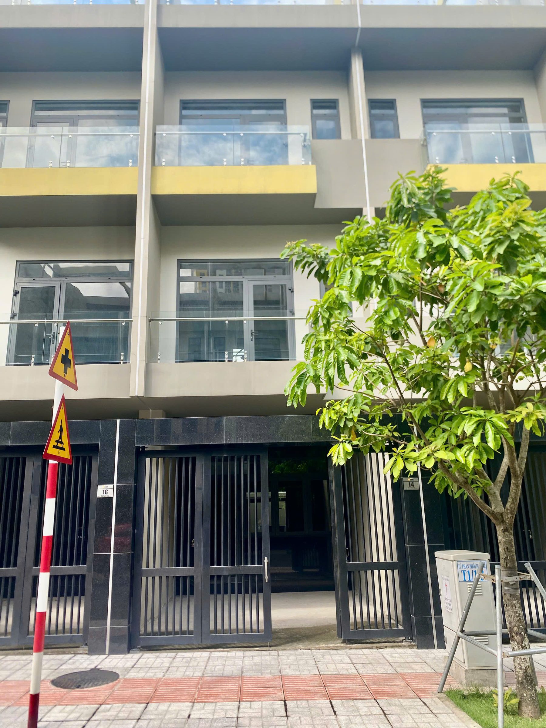 Bán căn nhà phố ngang 4m hàng hiếm tại Làng đại học Quôc Gia Tp.HCM, sổ hồng riêng nhà xây chỉ 11 tỷ