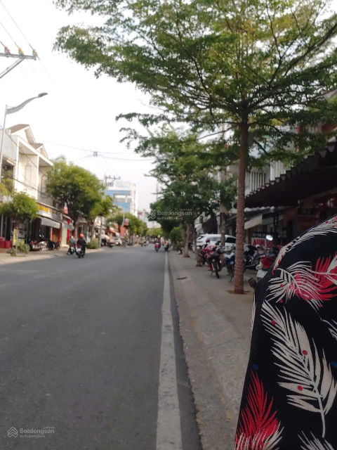 Cần bán nhà mặt tiền thống nhất, đức trọng