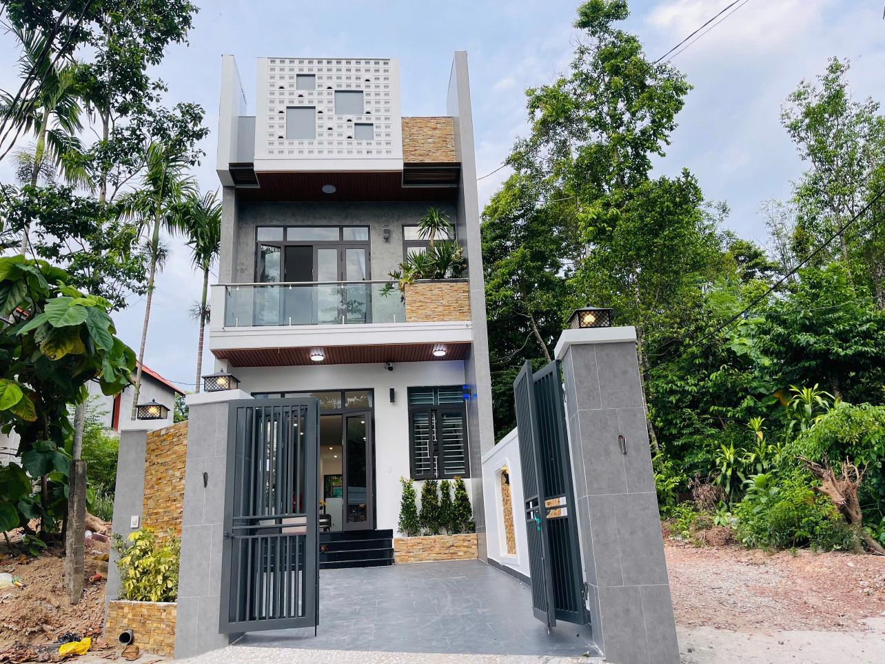Mở bán siêu phẩm nhà 2 tầng(  2 mặt tiền ) đường Thu Bồn ( quy hoạch đường 16.5m) đường hiện trạng 7.5m - cách đường 43m Nguyễn Hoàng chỉ 70m - vị trí quá đẹp để an cư và đầu tư lâu dài