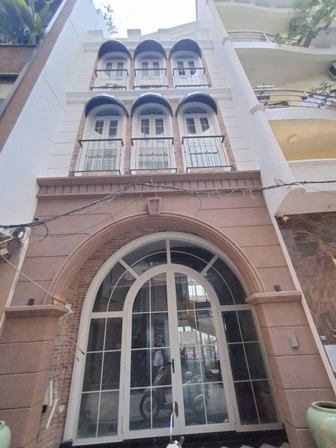 BÁN GẤP Thủ Khoa Huân 46.5 tỷ Quận 1 Hồ Chí Minh =Diện tích 98.18m2 ( 4.55 x 21 m ), 4 tầng mới tinh.-Nhà ngay chợ Bến Thành trung tâm của Sài Thành. Giới tinh hoa hội tụ. Chỉ 30m ra mặt tiền 68 m tới cổng Bắc chợ Bến Thành.