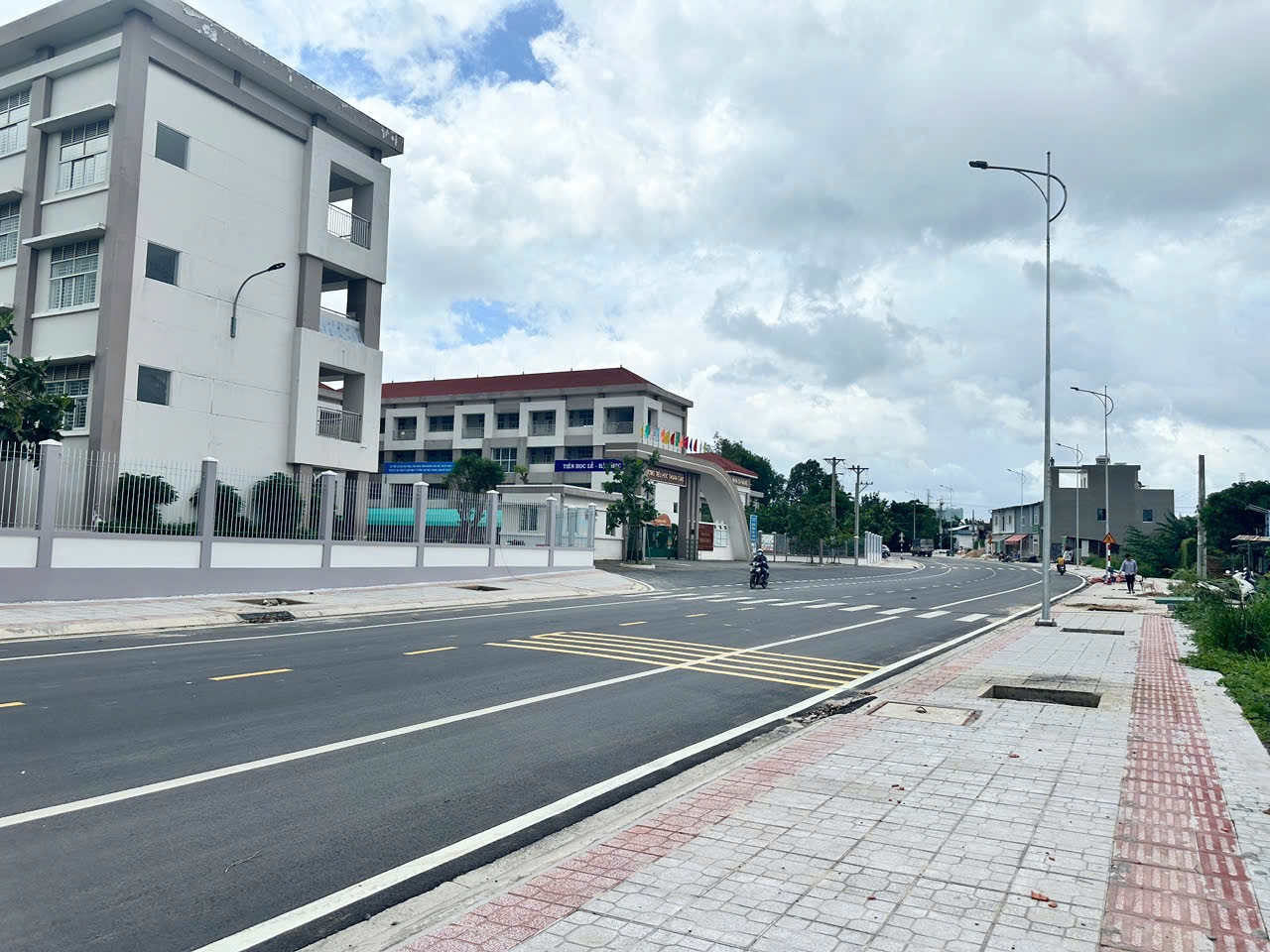 BÁN LÔ ĐẤT NGANG 10m ĐỐI DIỆN TRƯỜNG HỌC THUẬN GIAO