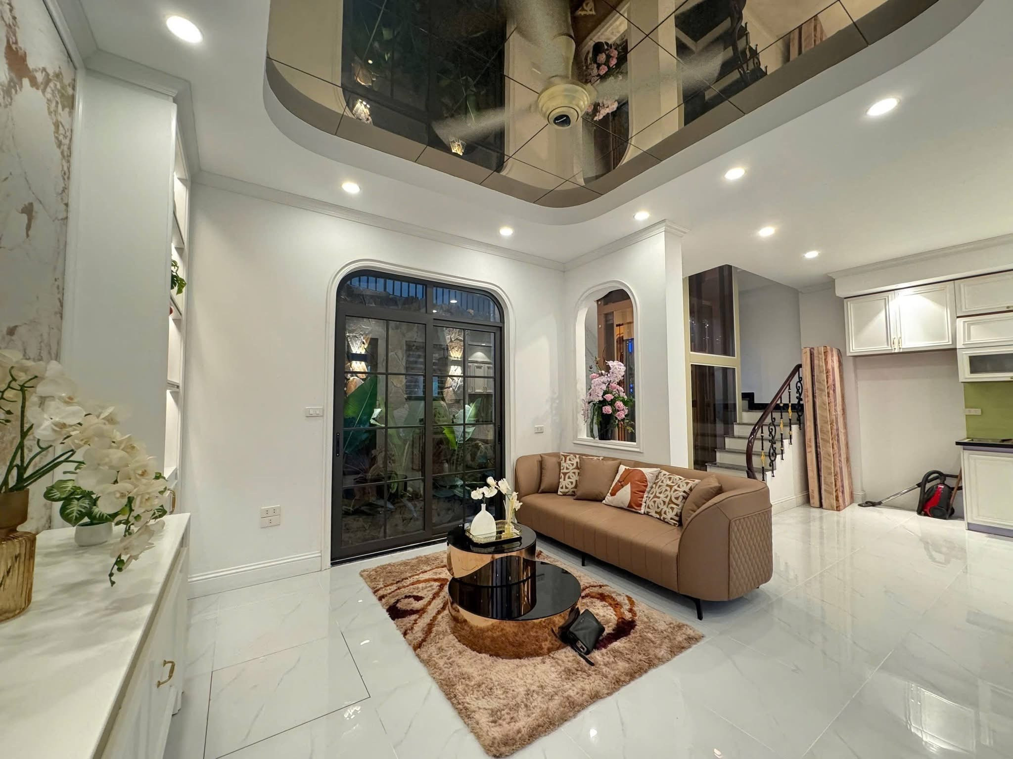 Siêu Phẩm Tây Hồ 75m2 5 Tầng Thang Máy | Gần Phố | Khách Sạn 5* Thu Nhỏ
