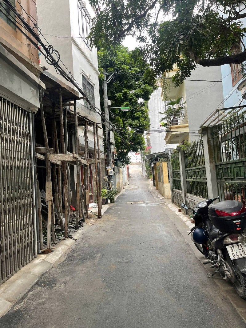 VỊ TRÍ ĐẸP, NHÀ CÁCH ĐƯỜNG Ô TÔ CHỈ MẤY BƯỚC CHÂN, GẦN CHỢ, GẦN NHIỀU TRƯỜNG HỌC CÁC CẤP, GIAO THÔNG THUẬN LỢI, TIỆN ÍCH KHÔNG THIẾU THỨ GÌ