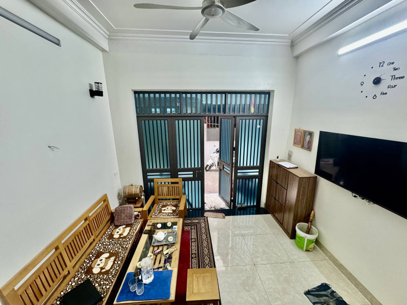 NHÀ ĐẸP MỚI XÂY - Ô TÔ CHẠY VÒNG QUANH ĐỖ CỬA VÀO NHÀ - VÀI BƯỚC RA Ô TÔ TRÁNH