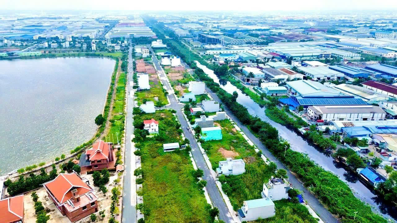 Cơ hội đầu tư hiếm KDC Tân Đô, Đức Hòa: Đất full thổ cư, view hồ, đối diện KCN, nhu cầu thuê trọ cao