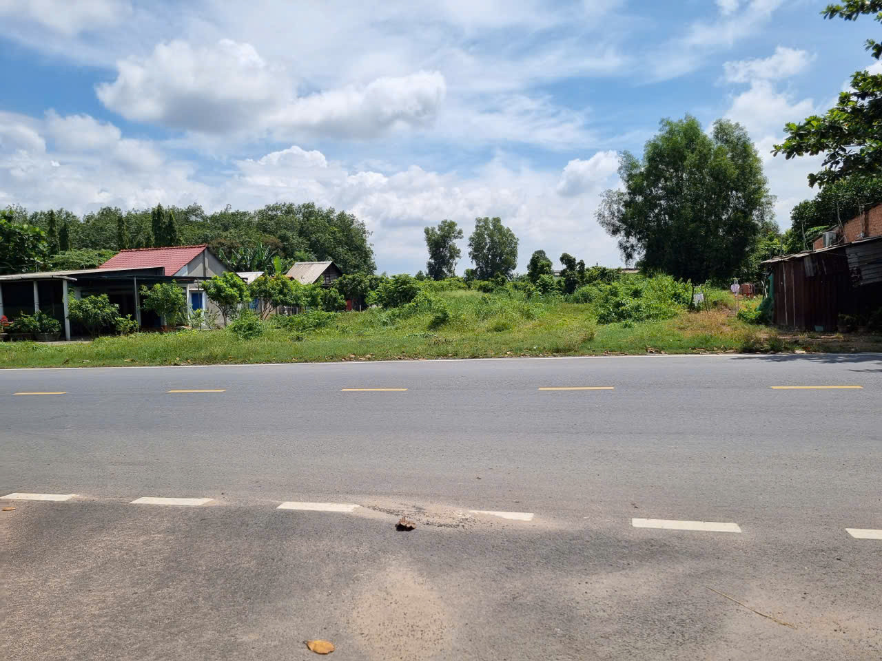 (B379) Đất mặt tiền Tỉnh Lộ 15, xã Phú Hòa Đông, dt 3.922m2, thổ cư 1000m2, giá 27 tỷ