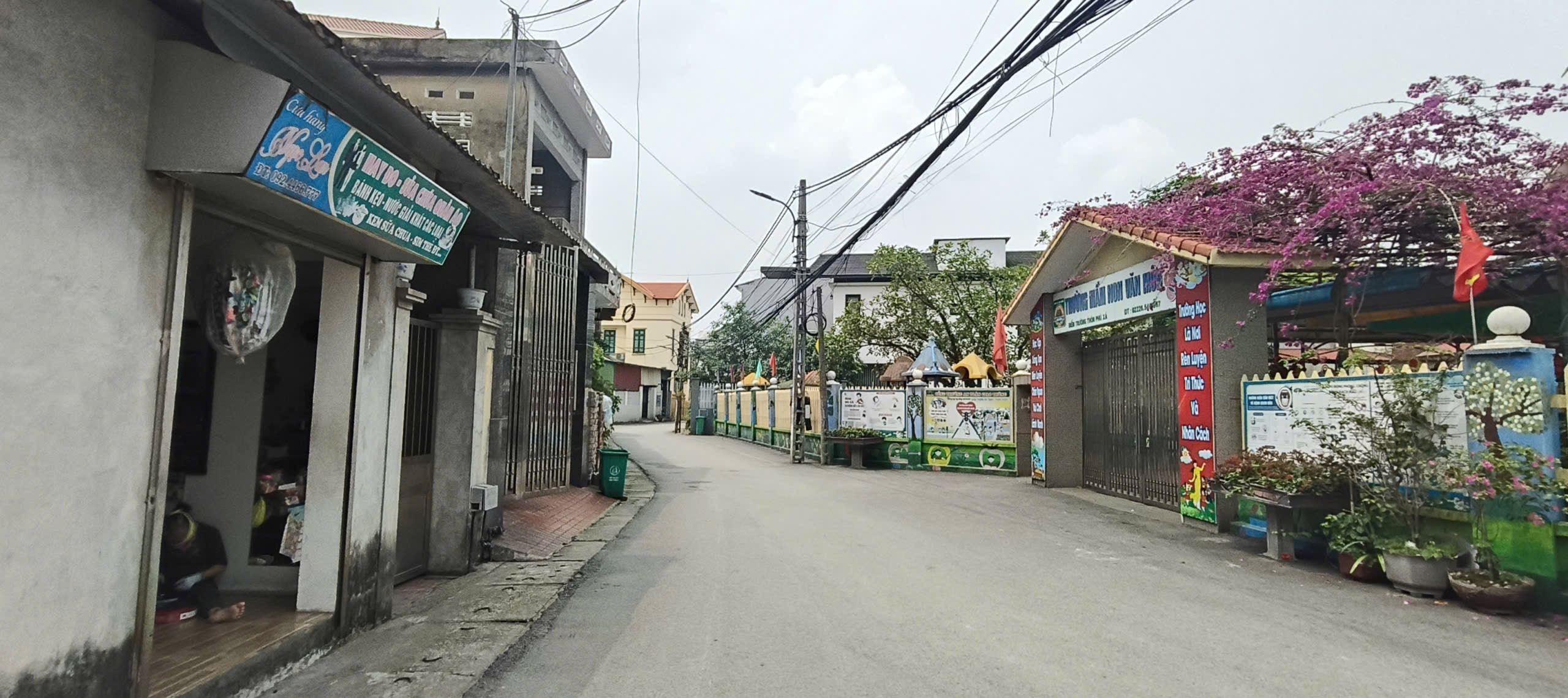 NHÀ ĐẸP Ở NGAY VĂN MÔN - YÊN PHONG - GIÁ ĐẦU TƯ- Ở NHIỀU TIỆN ÍCH