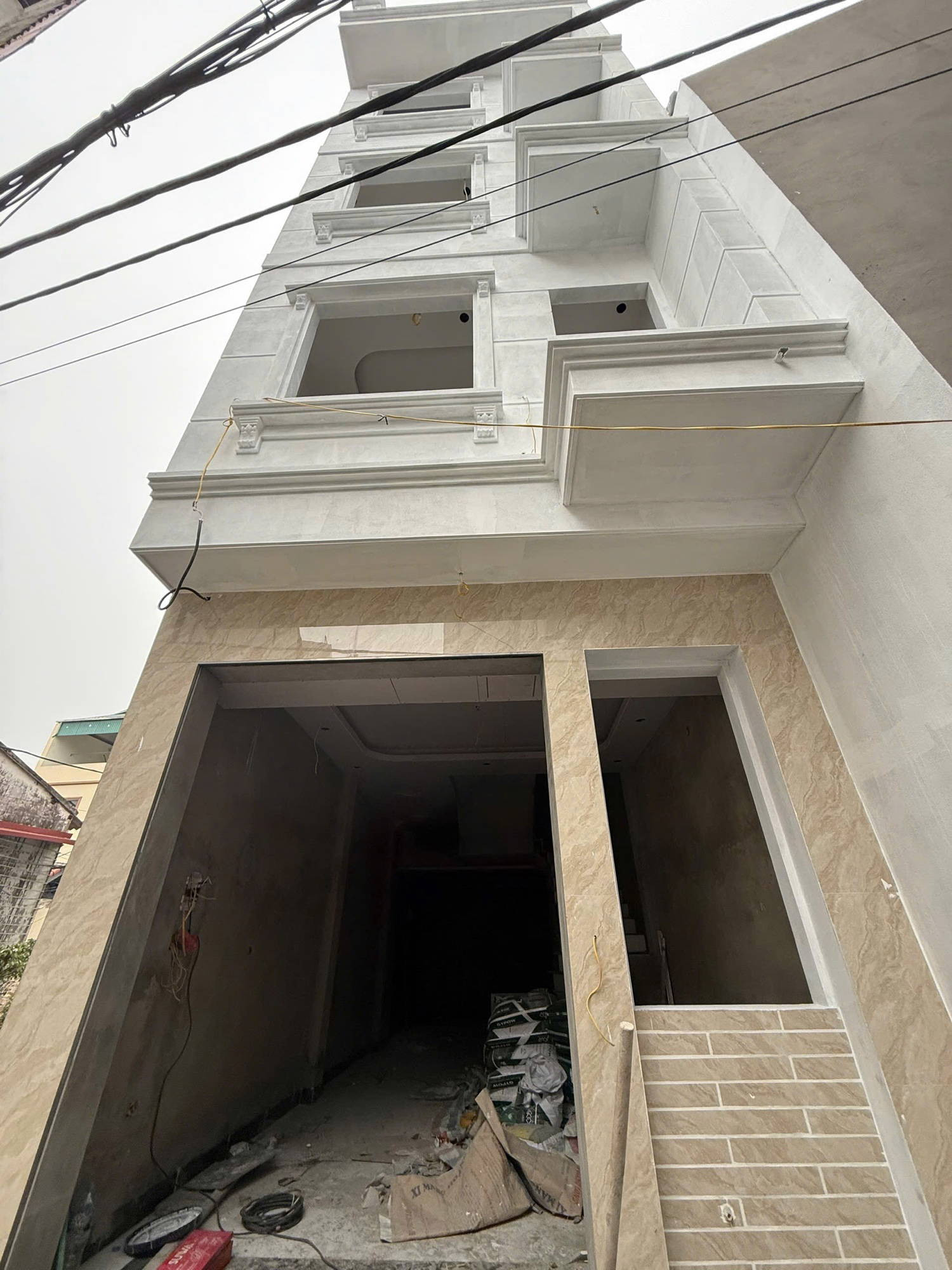 ❤️ NHÀ MỚI ĐẸP LAI XÁ – NGÕ THÔNG – Ô TÔ ĐỖ CỬA
🚗 10m ra ô tô tránh | 🏙️ Sát Vinhomes Đan Phượng | 📈 Tiềm năng tăng giá cao