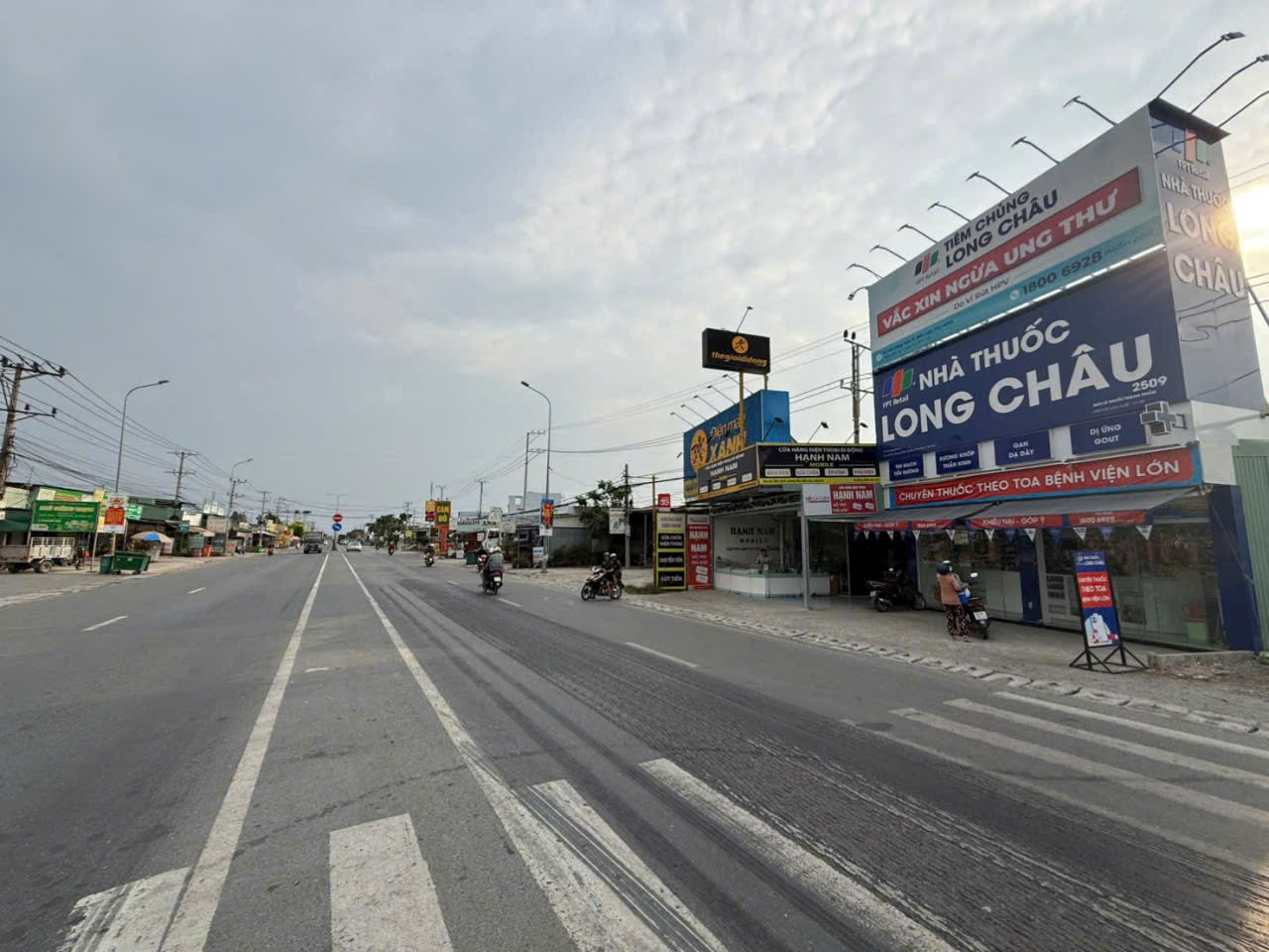Bán đất thổ lúa mặt tiền ĐT 824 , ấp 8 , Lương Hòa, Bến Lức dt 320m2 ( 130m2 thổ) giá 8,4 tỷ