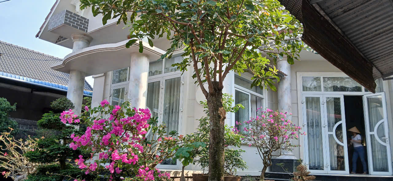 Bán lô đất rộng 2400m2. Tặng căn BIỆT THỰ đẹp LONG LANH sát đường DT870 lên Cầu Rạch Miễu 2.