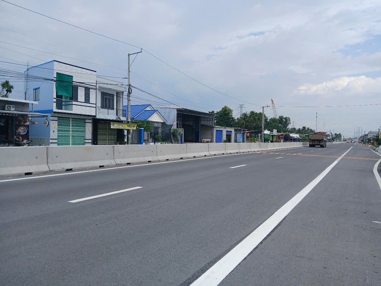 Bán lô đất rộng 2400m2. Tặng căn BIỆT THỰ đẹp LONG LANH sát đường DT870 lên Cầu Rạch Miễu 2.