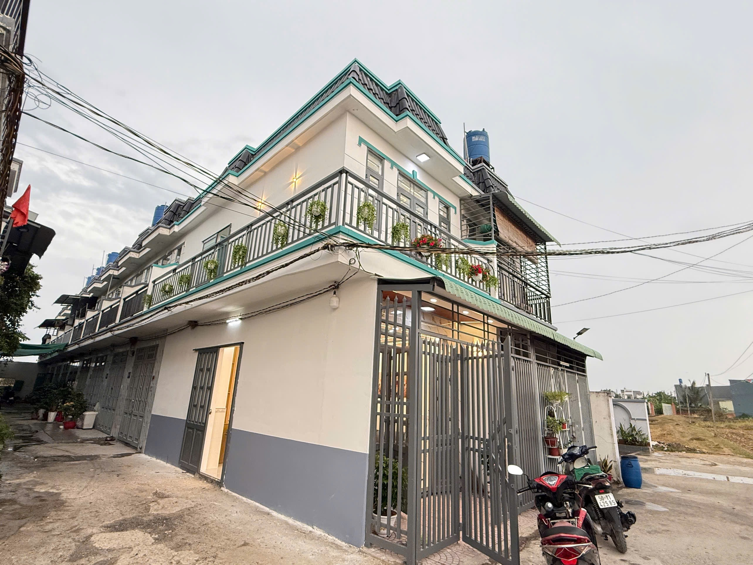 Cần bán gấp căn góc 2mt cho chính chủ bể nợ. Nhà nằm sát vách chợ Đình