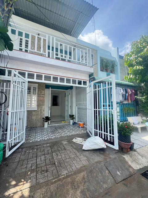 Nhà mặt tiền nhựa dân cư, nước máy , Sổ hồng riêng Hoàn công