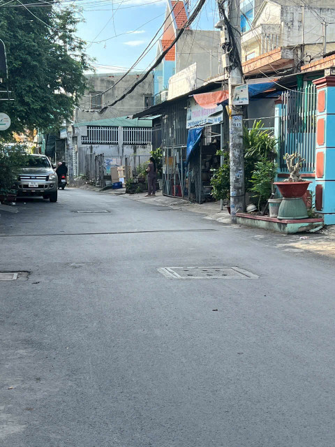 Nhà khu quận 12 giá chỉ 700tr công chứng ngay, sát mặt tiền .