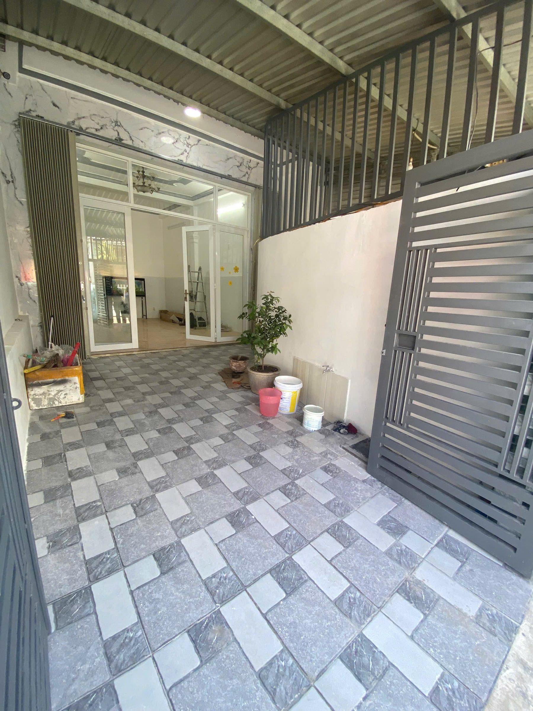 🏠 Bán Nhà Giá Rẻ 3PN, Hẻm Tô Hiệu, Gần Biển
Nhà cấp 4 có gác lửng 
-Diện tích: 72.4m2
-Thiết kế: Nhà cấp 4 mới: 3PN, 1PK, 1 phòng bếp, 2 WC, Sân rộng đậu xe máy.
-Đường rộng: 3m, thông, cách biển chỉ 200m, gần bệnh viện Vinmec
-Pháp lý: sổ hồng
-Hướ