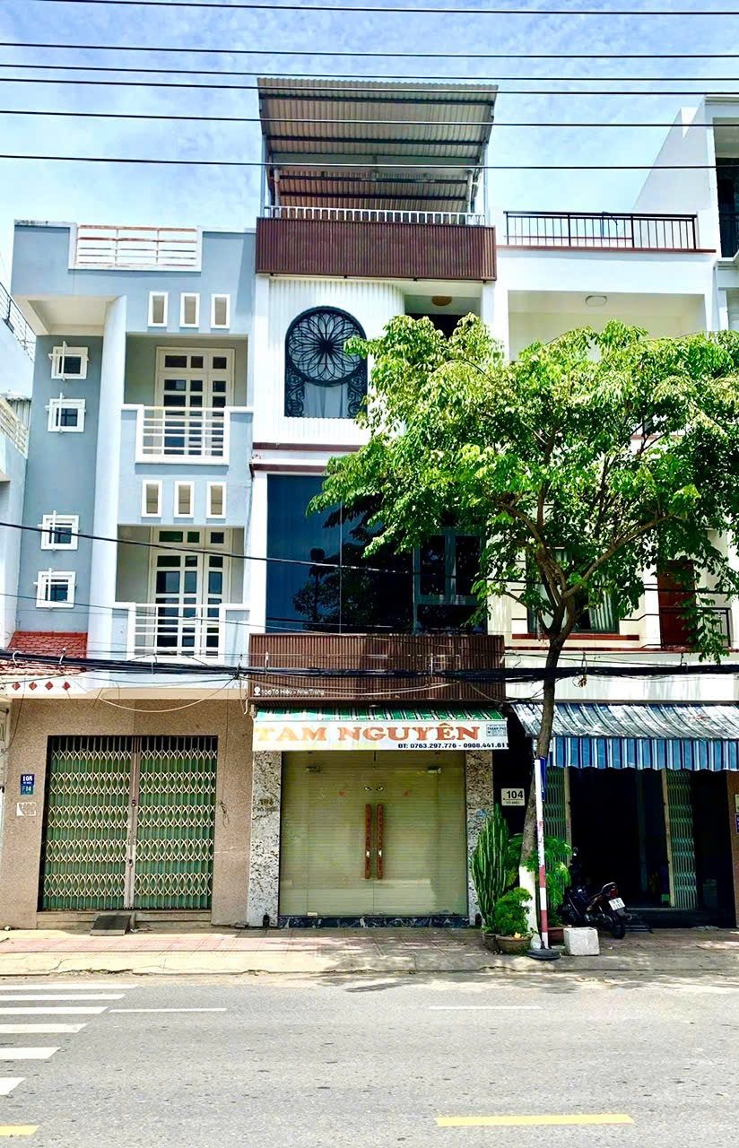 NHÀ MẶT TIỀN KINH DOANH GẦN BIỂN NHA TRANG 
- Đường Tô Hiệu, cách biển Trần Phú ~300m 

- Diện tích : 60m2, ngang 4m. Dt sàn: 190m2. Hướng Đông Nam. Đường rộng 23m.
- Nhà 3 tầng 1 tum, thiết kế thông suốt tầng trệt kinh doanh, 4 phòng ngủ, 5 toilet, p