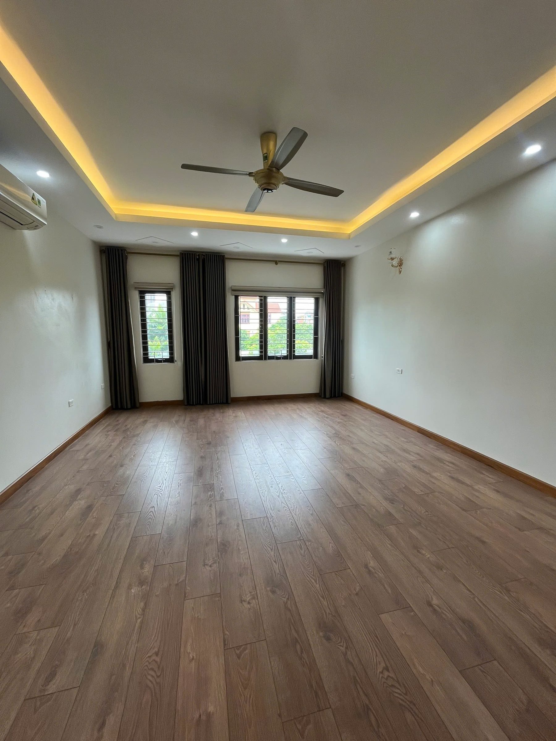 Cho thuê văn phòng Vạn Phúc 70 m2/tầng gồm 2 phòng làm việc