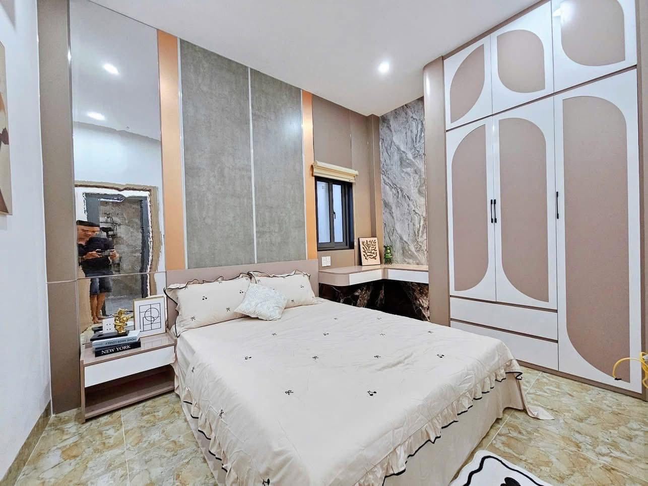 BÁN NHÀ 2 TẦNG MỚI XÂY – 2 MẶT KIỆT TÔN ĐẢN - FULL NỘI THẤT