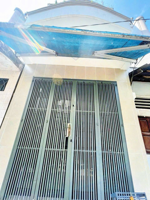 Hẻm 1 set tôn tất thuyết 
DT 35m2 (3,3x11) SỔ HỒNG RIÊNG 
CÓ 3 TỶ