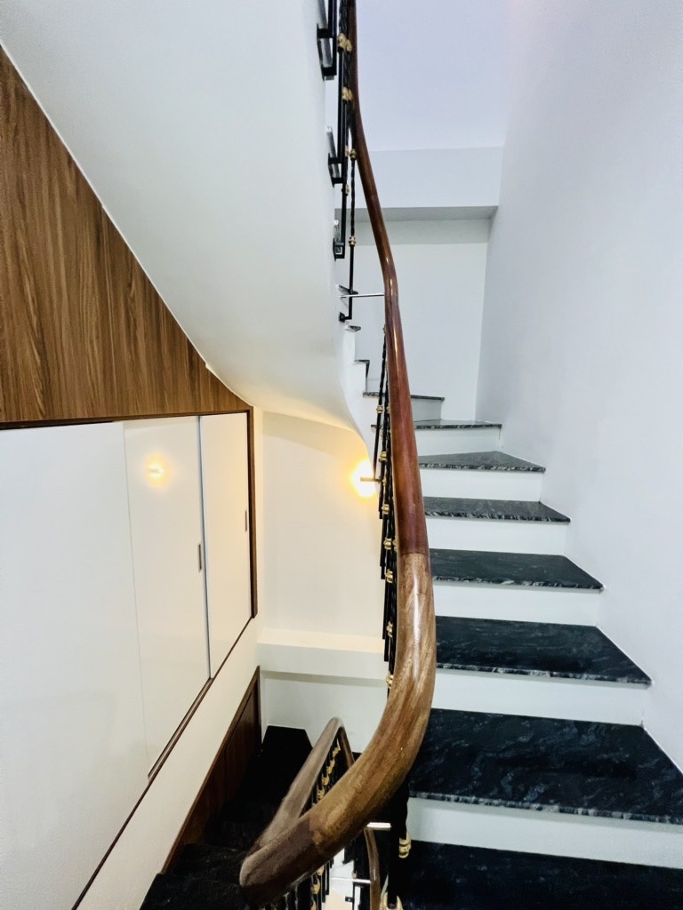 BÁN NHÀ -PHỐ TÔN ĐỨC THẮNG-NHÀ MỚI FULL NỘI THẤT ,4TẦNG -DT 30 M2 -MT 4.6m GIÁ CHỈ 6.8 TỶ