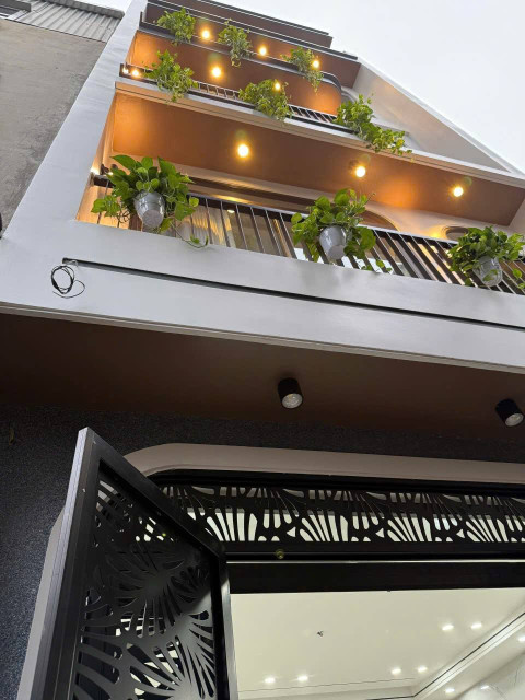 Phố Trạm,Long Biên nhà mới chỉ việc xách vali vể ở DT38m2 giá chào 7.9 tỷ