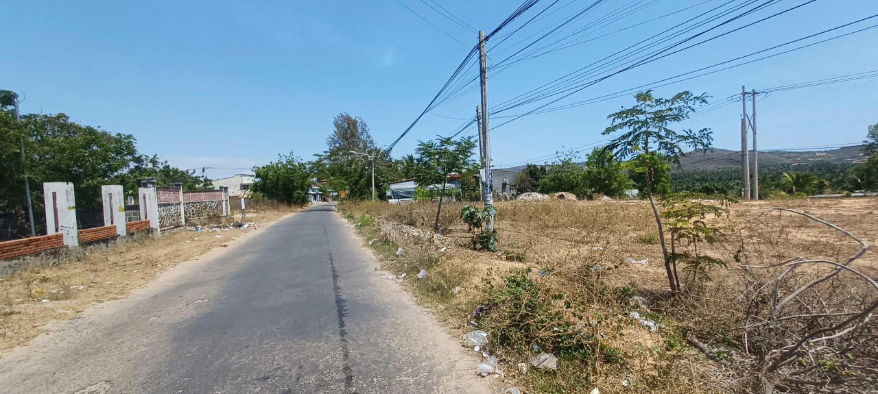Bán 3600m2 trong đó có 1000m2 thổ cư ở lô hai Trần Bình Trọng. LH: 0974090487