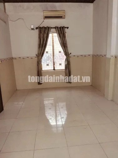 Hiện nhà có dư một phòng, diện tích 25m2. Có điều hoà, Có WC riêng. Giờ giấc thoải mái. Muốn cho bạn nào ở một mình thuê.