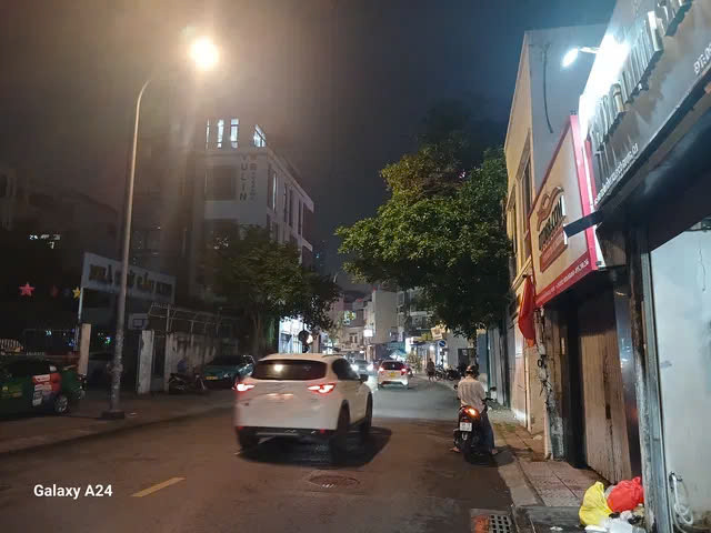 + NHÀ QUẬN 1 NGAY TRUNG TÂM CÁCH ĐẠI LỘ TRẦN HƯNG ĐẠO 30M. + 5 TẦNG BTCT CHẮC CHẮN _ HẺM TRƯỚC NHÀ 5M _ HẺM THÔNG + GIÁ CHỈ 12 TỶ HIẾM CÓ