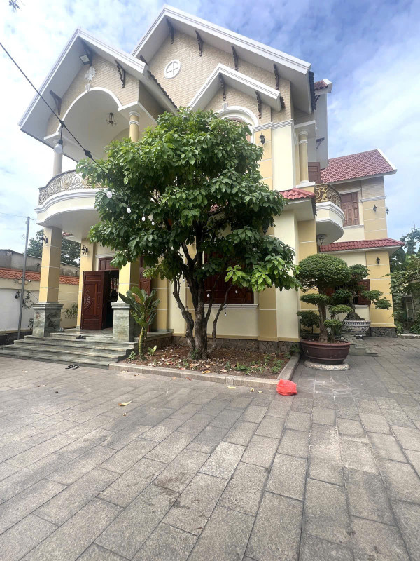 Bán BIỆT THỰ 555m2 Đông Hòa, FULL nội thất Gỗ quý hiếm,cực kì mát