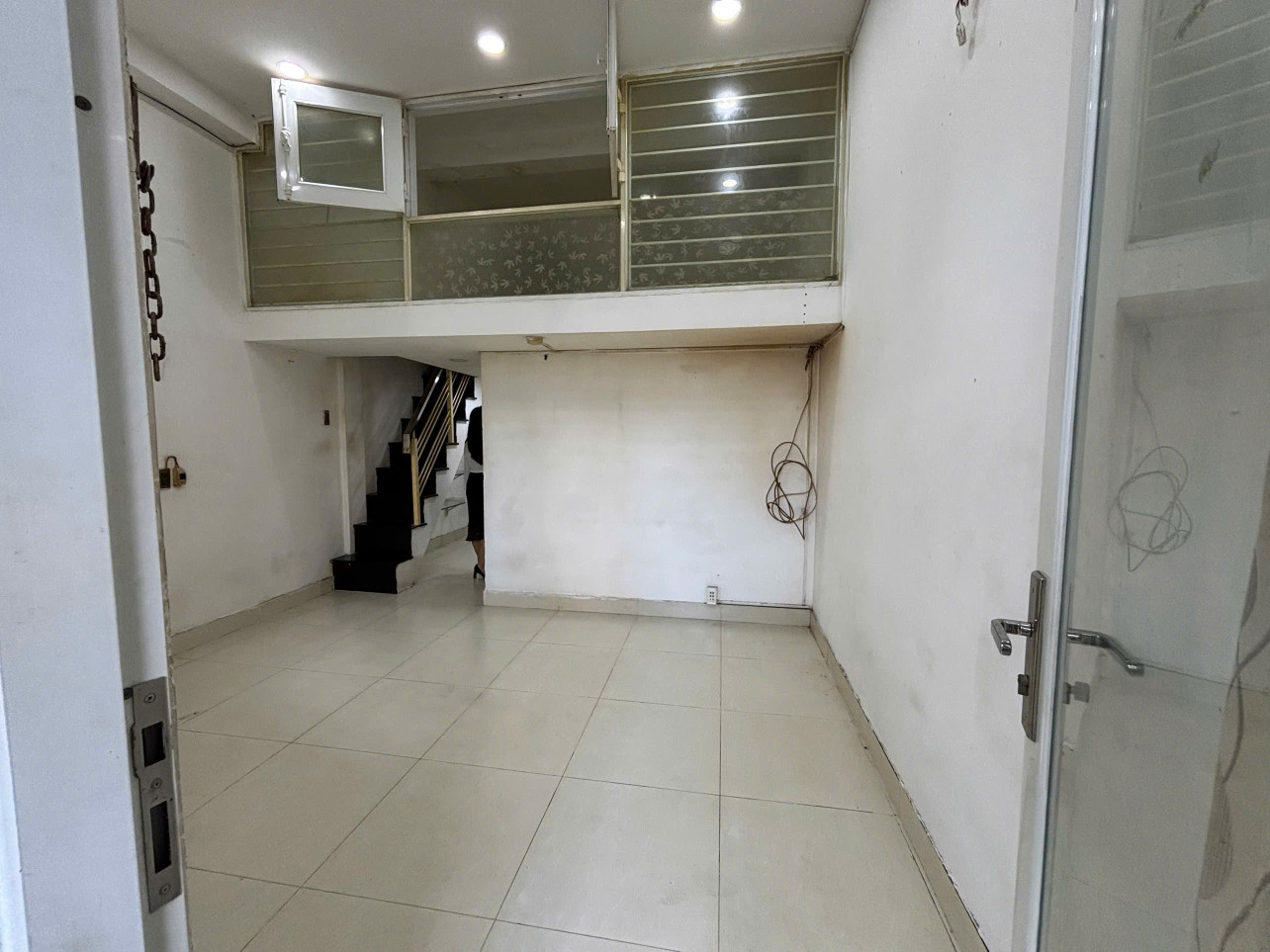 Bán nhanh căn hộ chung cư lầu 1 Trần Hưng Đạo, Quận 1 SHR giá 1.9 tỷ