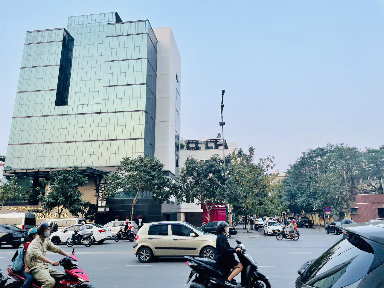 Cần bán nhanh toà nhà góc 3 mặt tiền trung tâm Hạ Long