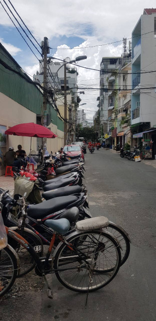 BÁN GẤP Trần Khánh Dư 31.7 tỷ Quận 1 Hồ Chí Minh -HẺM TO NHƯ ĐƯỜNG CHÍNH.Trần Khánh Dư ra Hoàng Sa. Ô tô đậu đỗ thỏa mái là một lợi thế.Diện tích lớn 4 x 25m nở hậu, phù hợp khách mua làm khách sạn, nhà hàng, văn phòng hoặc ai dư tài chính mua ở thì quá V