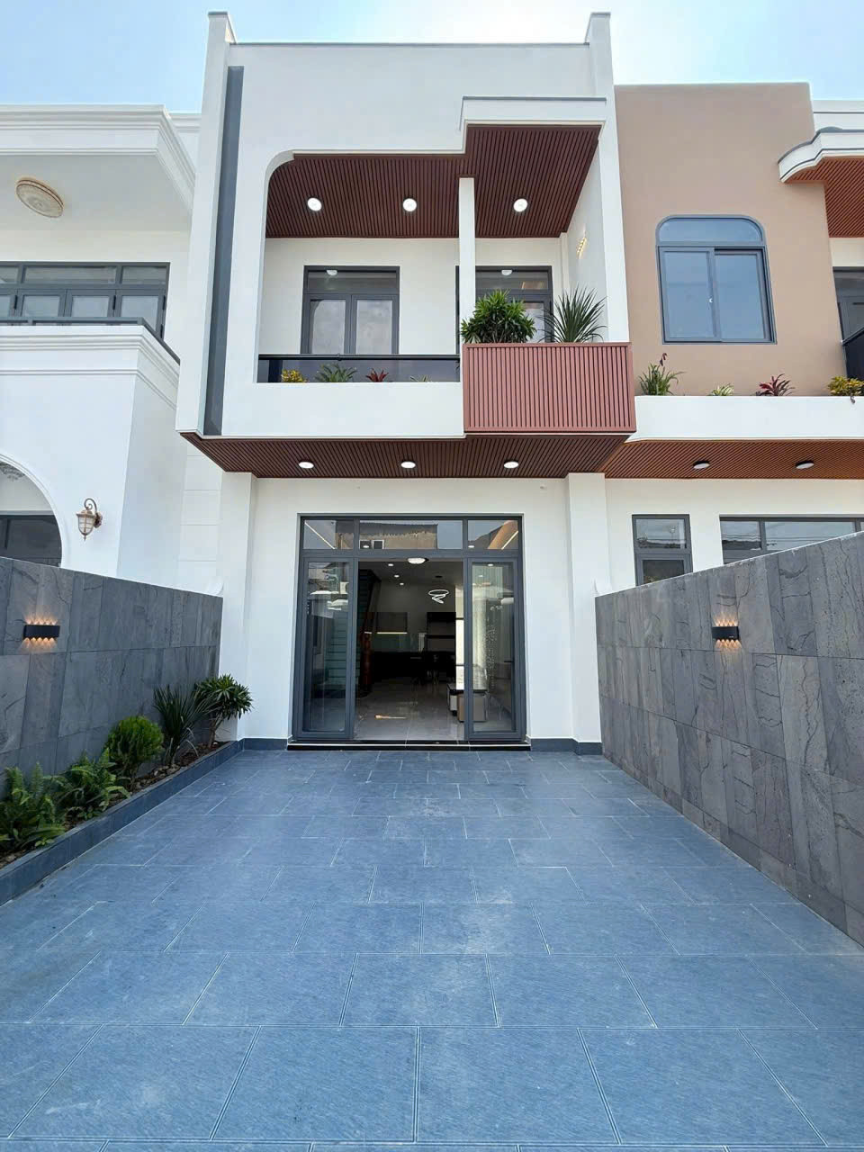 Bán Nhà Lầu Đẹp RỰC RỠ Có sân đầu xe hơi-Vị Trí Vàng Sát Bên Chợ Cũ Mỹ Tho