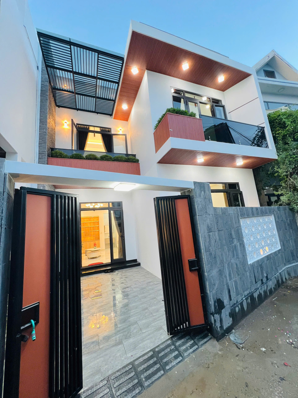 BÁN NHÀ 2 TẦNG KIỆT 149 TRẦN PHÚ, TP HUẾ. Giá chỉ 3,0xx Tỷ.