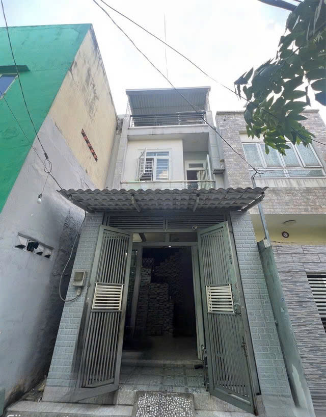 GIÁ MỀM NHẤT quận Tân Phú:3.85 tỷ - Trần Quang Cơ - DT: Dt 3,7m x 12m, nhà đúc BTCT 1 trệt 2 lầu gồm 3PN 2VS. LH : 077 478 5818 chuyên BDS Sài Gòn